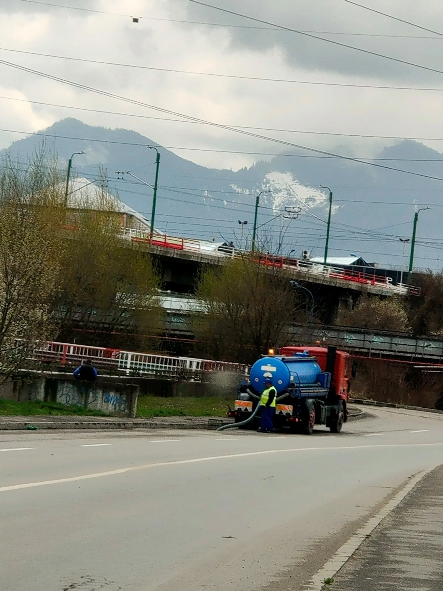 Foto Brașov. Poluare masivă. „Râul Timișul Sec. Mai multe firme devarsă ("Rahat", "ulei", "diverse gunoaie", lângă sau deversate în "râul Timiș Brașov"), este o practică a acestora să deverse lângă/ in râul Timiș” 2