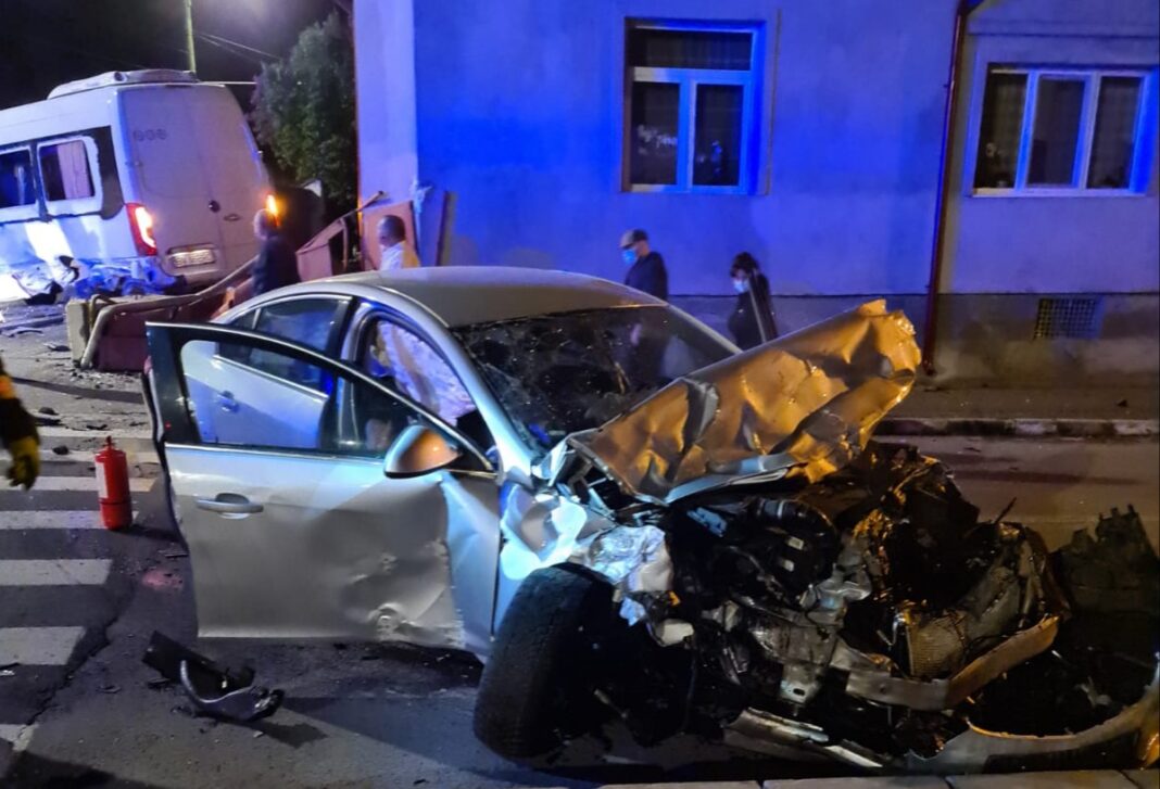 (Foto) Accident Brașov. 3 răniți, microbuz lovit în intersecție. În mașină ar fi fost 3 băieți care păreau drogați sau beți 5