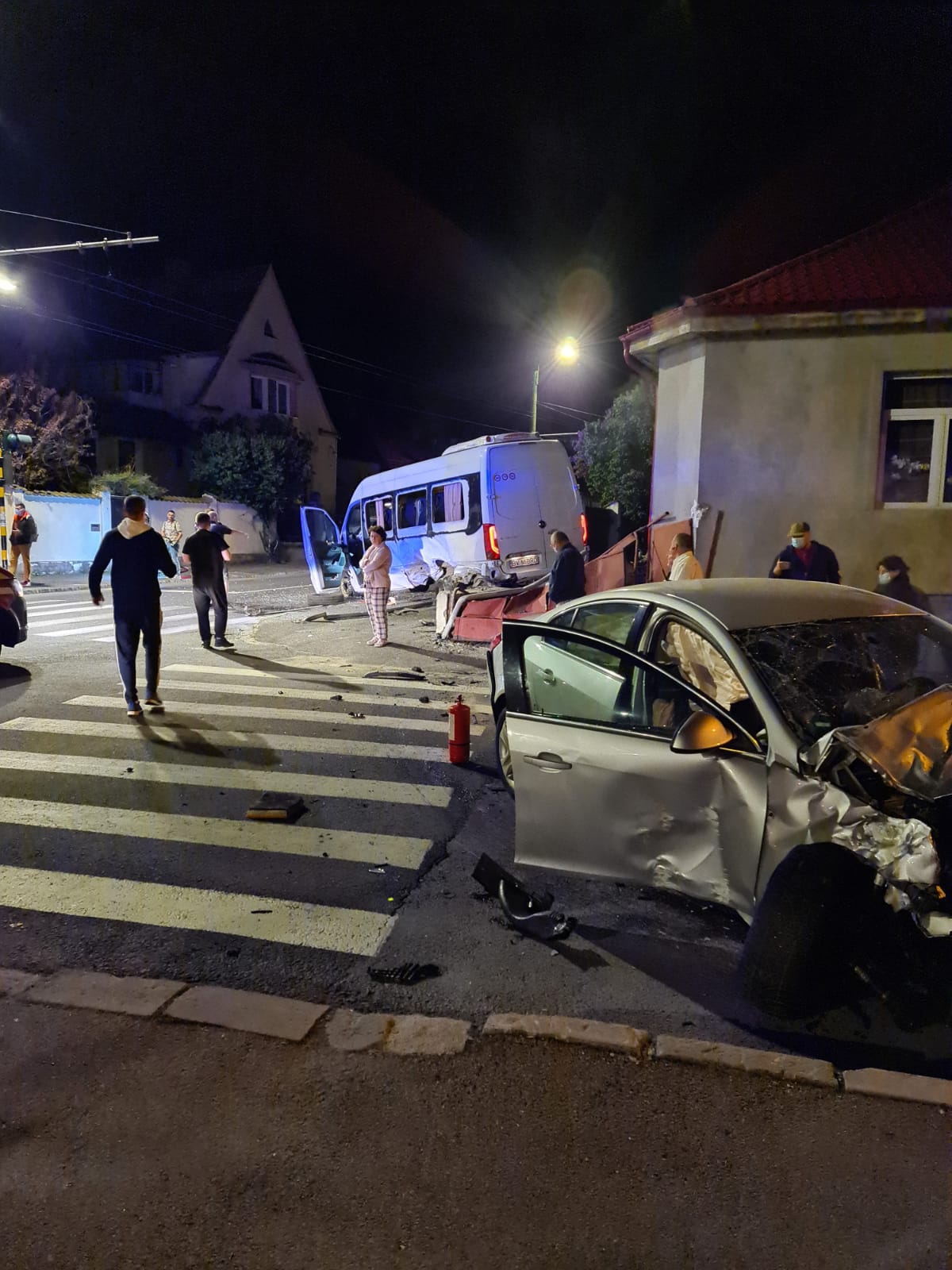 (Foto) Accident Brașov. 3 răniți, microbuz lovit în intersecție. În mașină ar fi fost 3 băieți care păreau drogați sau beți 4