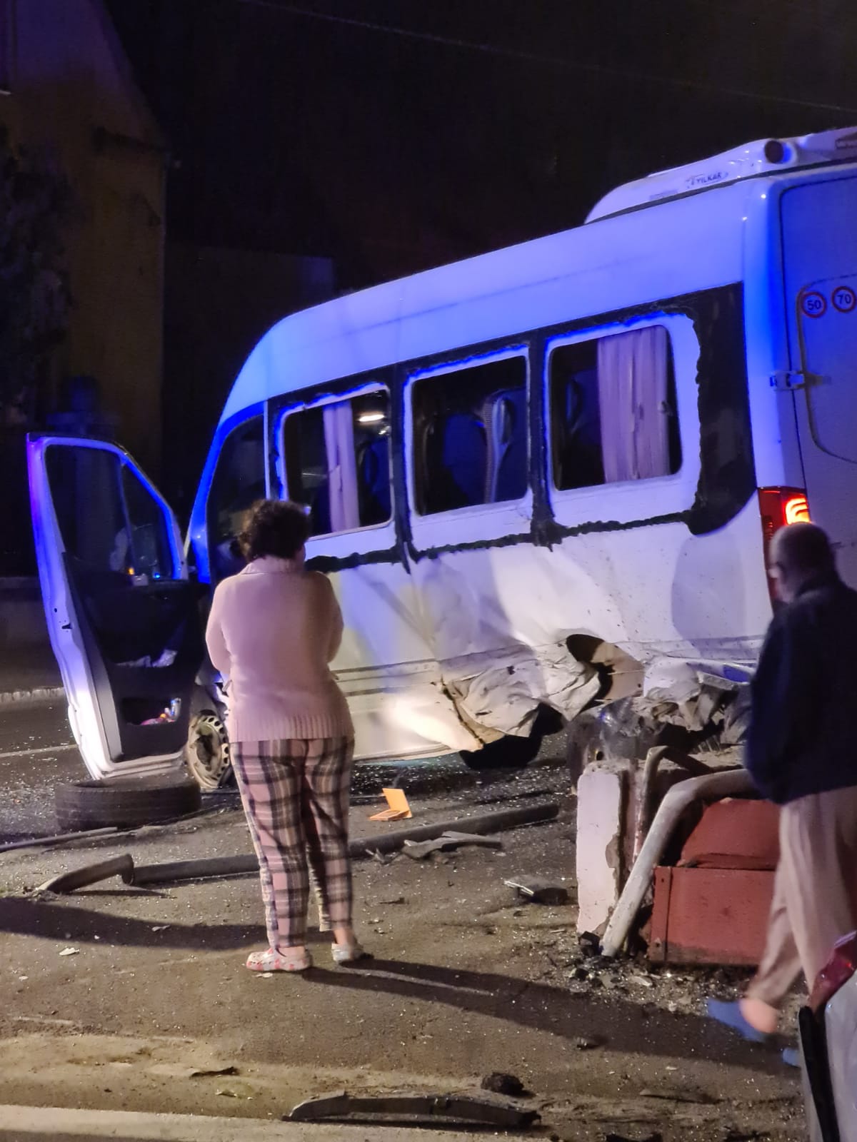 (Foto) Accident Brașov. 3 răniți, microbuz lovit în intersecție. În mașină ar fi fost 3 băieți care păreau drogați sau beți 3