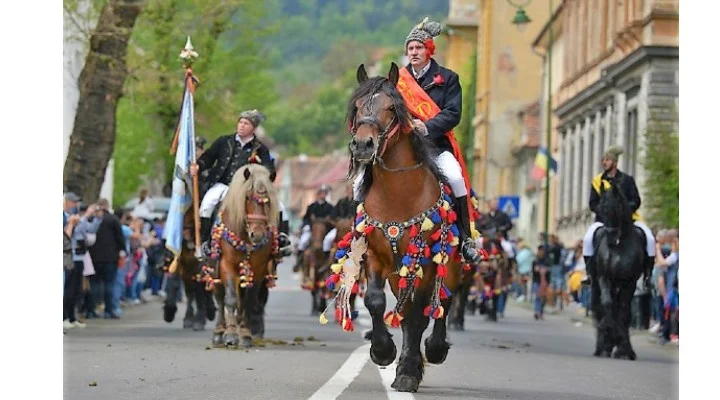 Azi trebuia să aibă loc Parada Junilor Brașoveni. Junii te provoacă la un concurs pe Facebook 2
