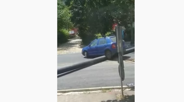 (Video) Un șofer din Brașov încearcă să treacă cu mașina peste o conductă 1