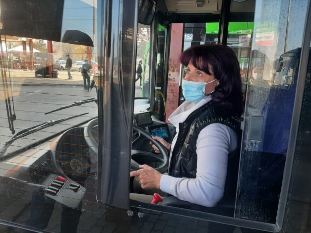 Şoferiţa din Braşov care conduce zi de zi un autobuz de 18 metri şi are în mâini viaţa a mii de oameni 1