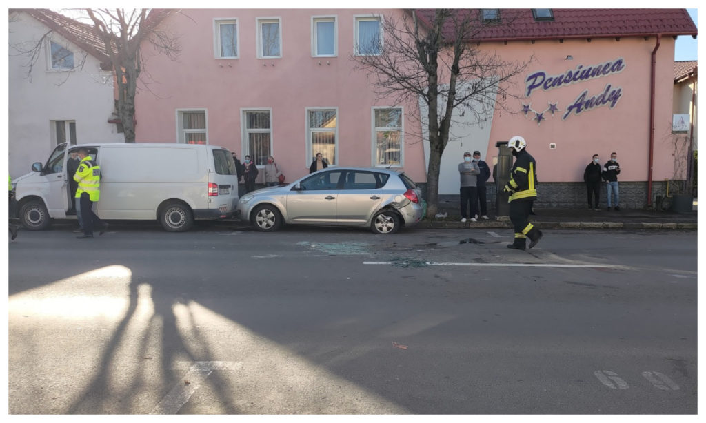 (Video) Accident Brașov. Mașină răsturnată pe strada Avram Iancu, după ce a lovit alte două autoturisme 2