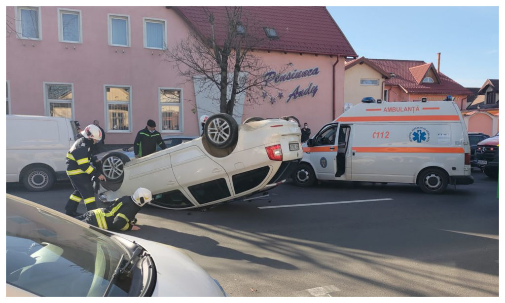 (Video) Accident Brașov. Mașină răsturnată pe strada Avram Iancu, după ce a lovit alte două autoturisme 1