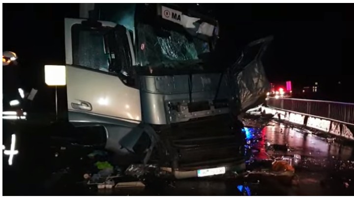 Video Brașov. Un șofer are un braț amputat, două camioane s-au lovit violent pe DN1 1