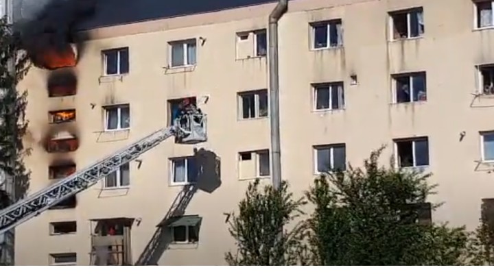Video Brașov. Bloc în flăcări. 50 de persoane evacuate de urgență de pompieri 1