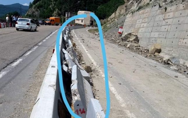 Pericol pe drumul ce leagă Braşovul de Buzău. Câteva stânci stau să cadă pe șosea 2