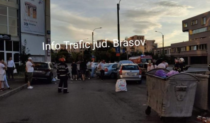(Foto) Accident Brașov. 5 mașini și un tomberon lovite în Centrul Civic 3