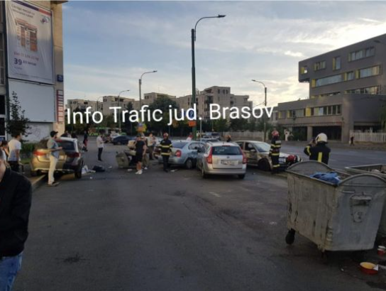 (Foto) Accident Brașov. 5 mașini și un tomberon lovite în Centrul Civic 1