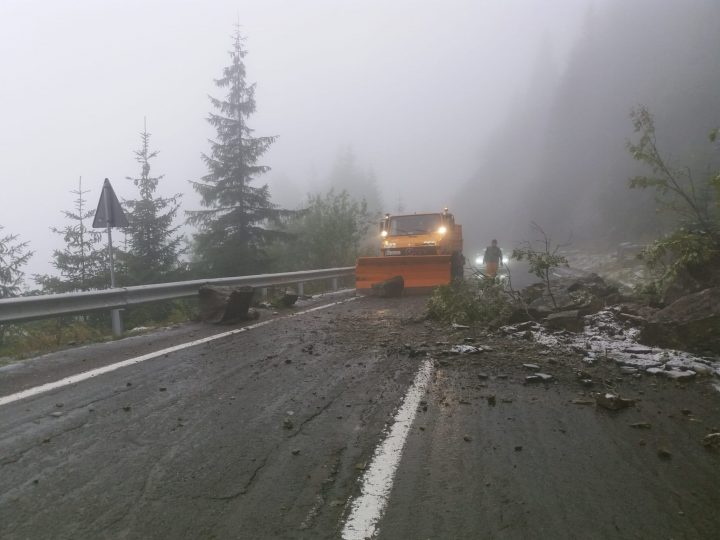 (Foto) Pericol pe Transfăgărășan. Bolovani căzuți pe șosea. Se circulă doar pe o singură bandă 1
