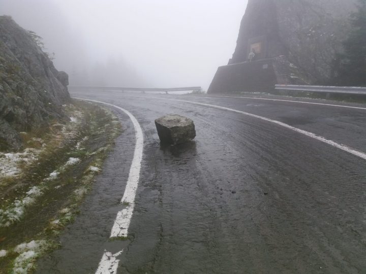 (Foto) Pericol pe Transfăgărășan. Bolovani căzuți pe șosea. Se circulă doar pe o singură bandă 4