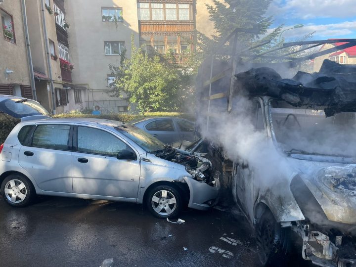 Foto Brașov. 5 mașini arse în Răcădău. O femeie a primit îngrijiri medicale 1