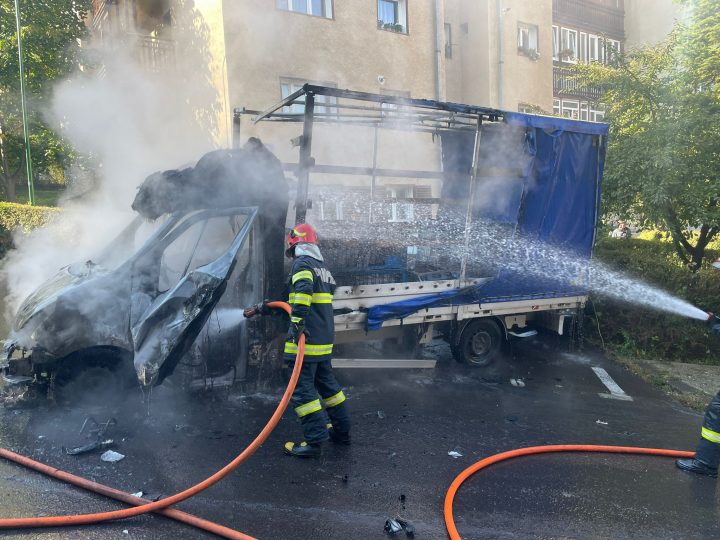 Foto Brașov. 5 mașini arse în Răcădău. O femeie a primit îngrijiri medicale 2