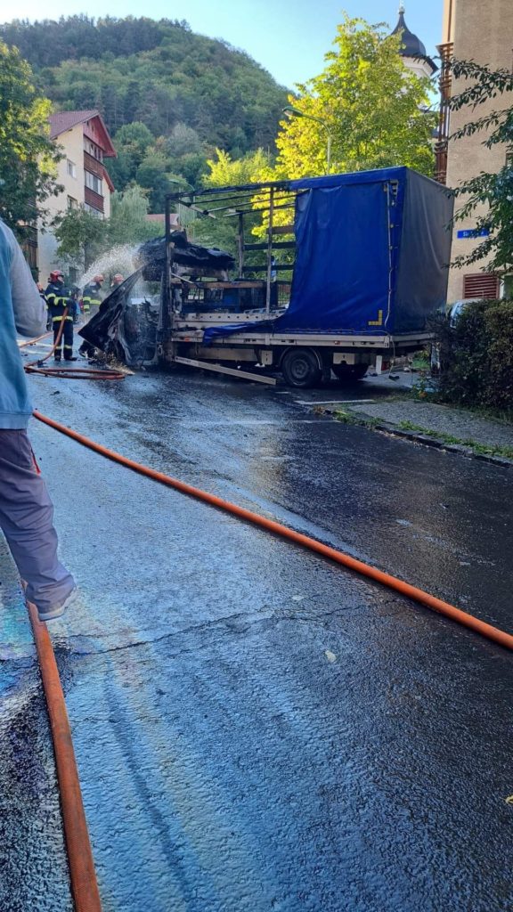Foto Brașov. 5 mașini arse în Răcădău. O femeie a primit îngrijiri medicale 4