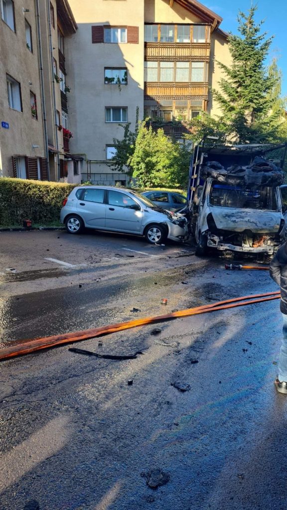 Foto Brașov. 5 mașini arse în Răcădău. O femeie a primit îngrijiri medicale 3