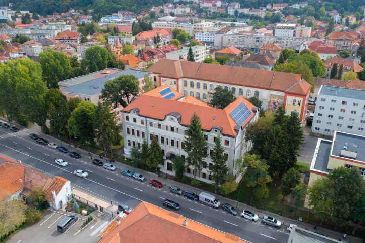 Brașovul verde. Primarul Allen Coliban: „27 de unități de învățământ din Brașov vor produce energie electrică, folosind panouri fotovoltaice” 1