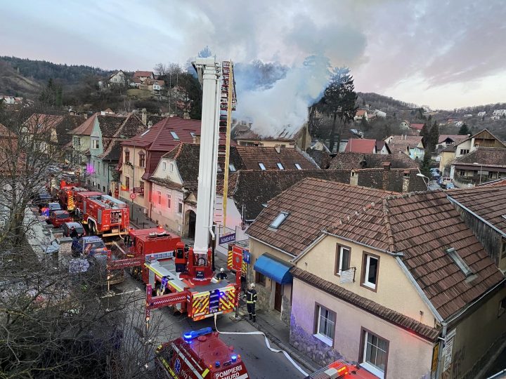 Foto/Video Brașov. Incendiu la o casă din Șchei 4