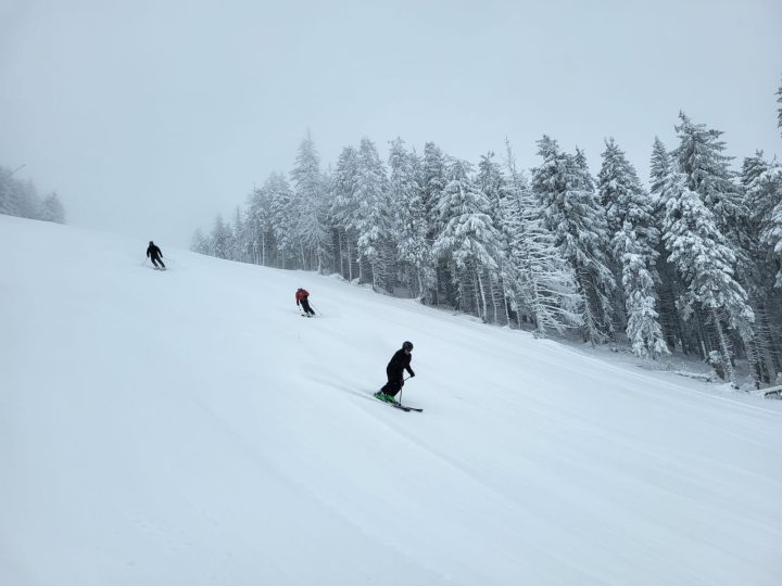 (Foto) Allen Coliban: „Start la schiat în Poiana Brașov! Ne bucurăm cu toții că ninge în Poiană.” 4