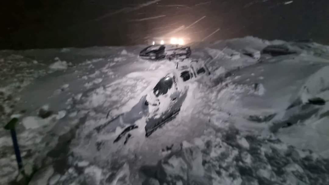 (Video) Avalanșă de mari dimensiuni, mașini distruse, în Munții Făgăraș, Cabana Capra 1