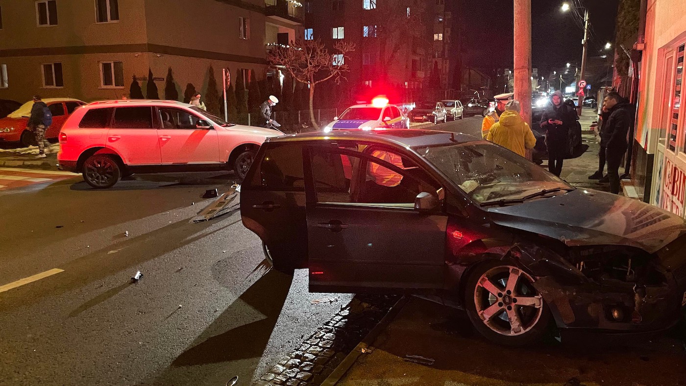 (Foto) Mașină din Brașov lovită într-o intersecție din Sibiu. O tânără a fost transportată la spital 1