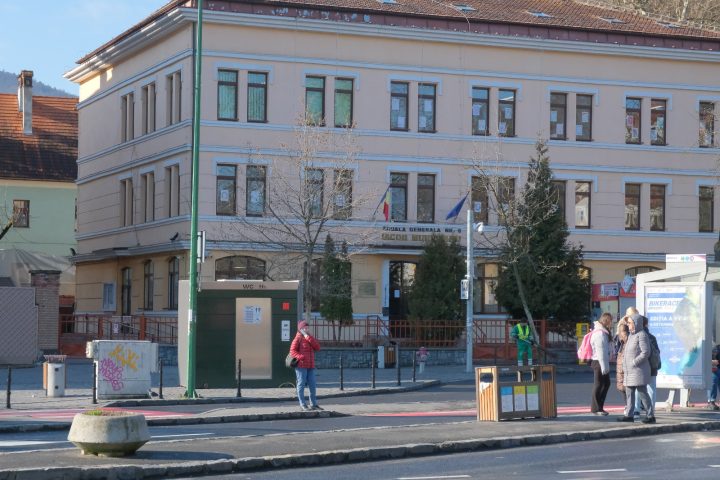 (Foto) Primăria Brașov a montat primele toalete automatizate. Zonele în care au fost amplasate 2
