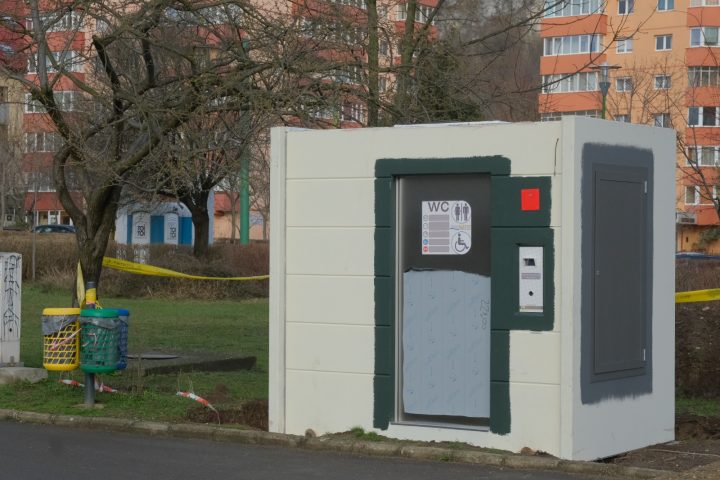 (Foto) Primăria Brașov a montat primele toalete automatizate. Zonele în care au fost amplasate 3