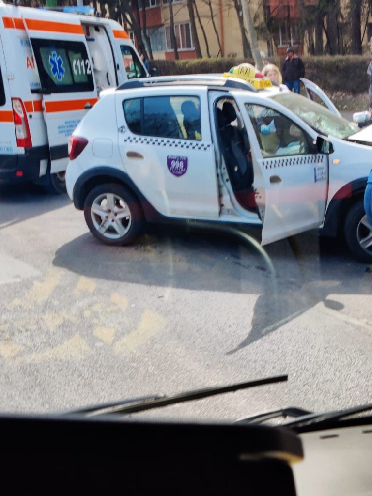 Foto Brașov. Accident grav pe bulevardul Saturn. Două persoane încarcerate, una în stop cardio respirator. Circulația autobuzelor este blocată 4