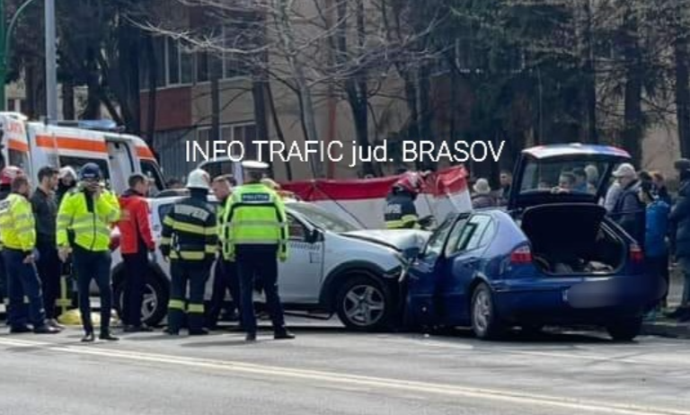 Foto Brașov. Accident grav pe bulevardul Saturn. Două persoane încarcerate, una în stop cardio respirator. Circulația autobuzelor este blocată 3