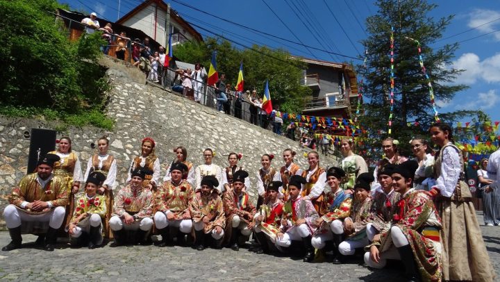 Junii Brașovului vă invită la Jocul Strămoşesc al Tinerilor din Cacova, duminică 1