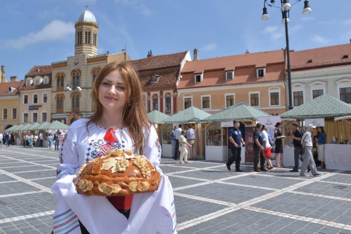 Brașov. Târg în Piața Sfatului. „Republica Moldova Prezintă“. Concerte în Piața Sfântul Ioan. Street Delivery 2023 între magazinul Star și Modarom 2