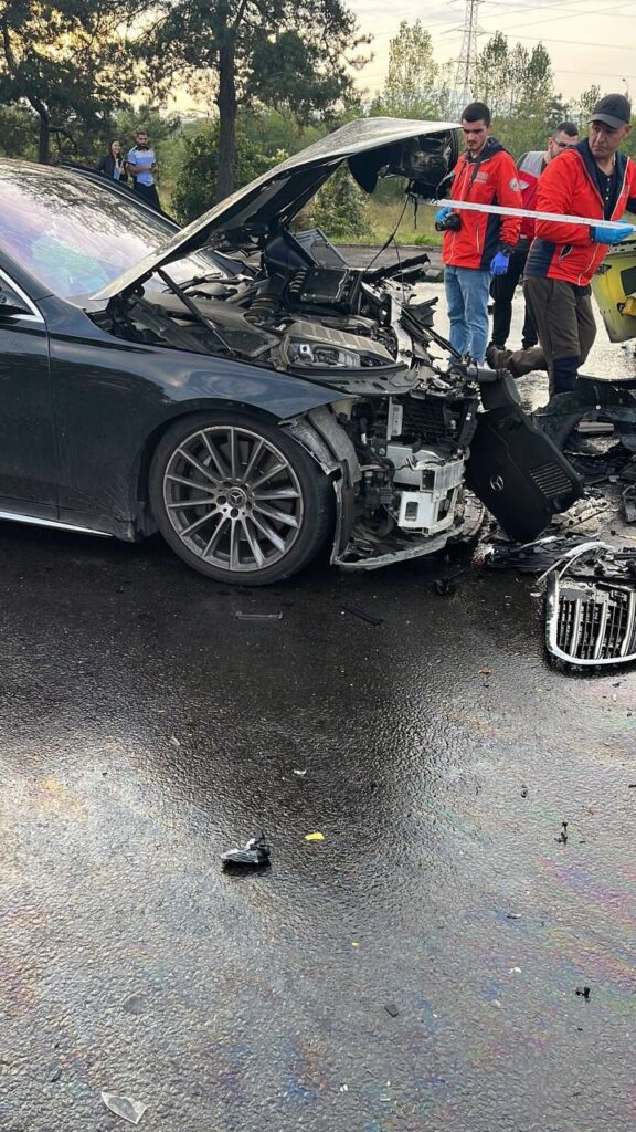(Foto) Accident Brașov. 3 mașini lovite pe podul de pe strada Hărmanului. 3 persoane rănite, una încarcerată 3