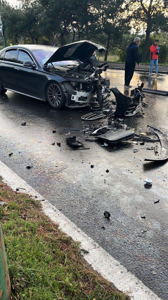 (Foto) Accident Brașov. 3 mașini lovite pe podul de pe strada Hărmanului. 3 persoane rănite, una încarcerată 4
