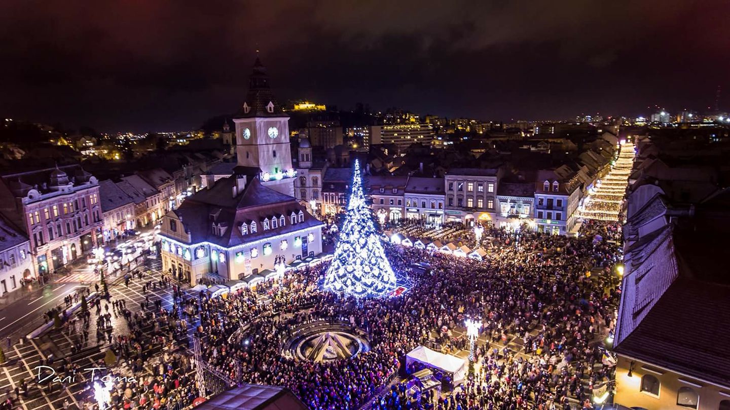 Brașov. Astăzi se aprind luminițele de Crăciun în Piața Sfatului. Concert Horia Brenciu. Traficul e restricționat 1
