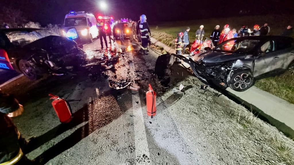 (Foto) Accident Brașov. Gravidă readusă la viață de medici pe marginea drumului. Două mașini s-au ciocnit violent între Bran şi Râşnov 2
