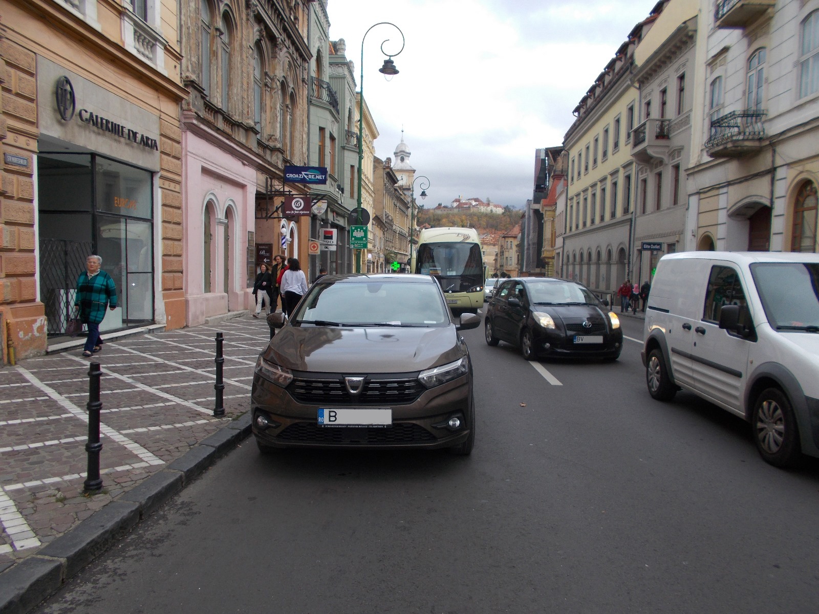 Foto Brașov. Doar 146 de autoturisme ridicate. Poliția și Primăria protejează în continuare mașinile parcate pe trotuare 6