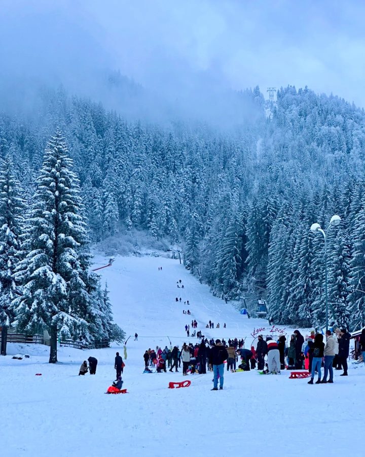 În Poiana Braşov se fac depozite de zăpadă. „Ne pregătim şi pentru pornirea lăncilor, inclusiv pe Drumul Roşu, în partea superioră, până la lac” 1