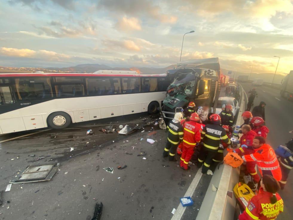 (Foto) Accident Brașov. 1 autobuz, 1 camion şi 1 limuzină. Un copil şi un adult au fost răniţi 6
