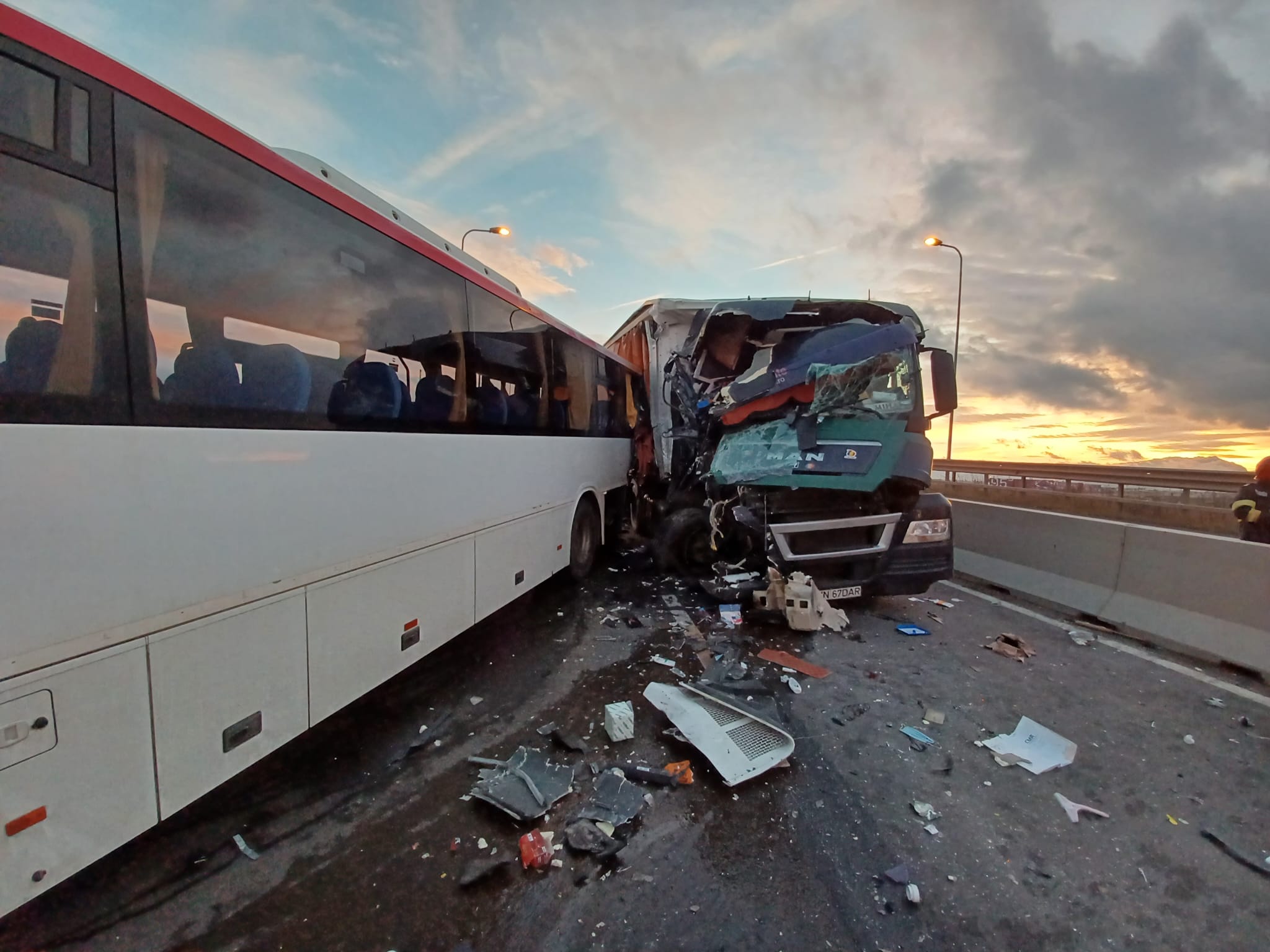(Foto) Accident Brașov. 1 autobuz, 1 camion şi 1 limuzină. Un copil şi un adult au fost răniţi 3