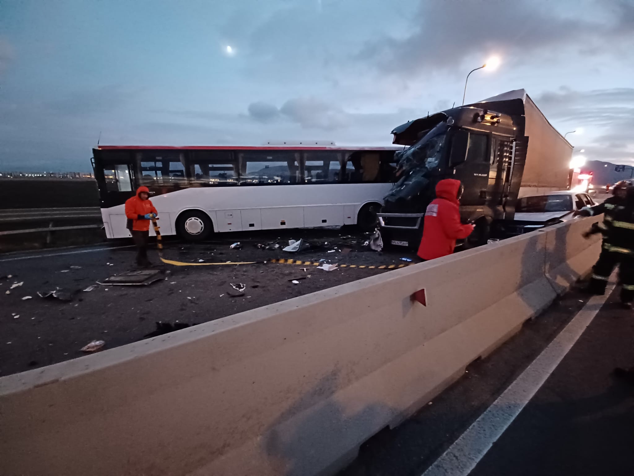 (Foto) Accident Brașov. 1 autobuz, 1 camion şi 1 limuzină. Un copil şi un adult au fost răniţi 2