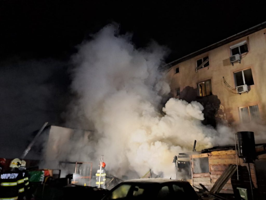 Brașov. Incendiu la un bloc de pe bulevardul Griviţei. 50 de persoane evacuate 1
