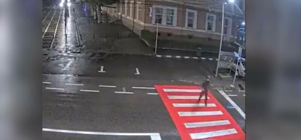 (Video) Anchetă internă la Poliția Brașov, după ce 2 agenți au lăsat victima unui accident rutier să zacă pe asfalt, fără să o ajute. „Cum puteţi să lăsaţi aşa un om căzut de zece minute? Nu vă e ruşine?” 1