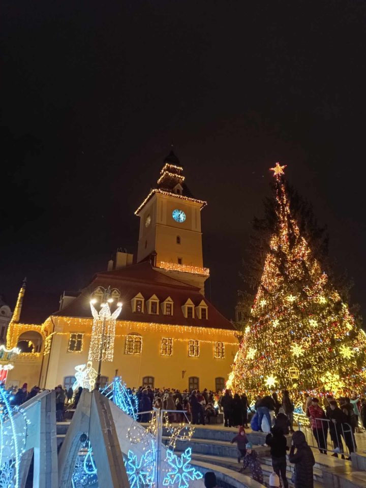 (Video) Târgul de Crăciun din Brașov îl așteaptă și pe el. Un ploieștean s-a costumat în Grinch și se plimbă prin oraș pentru a ironiza lipsa iluminatului festiv din oraș 2