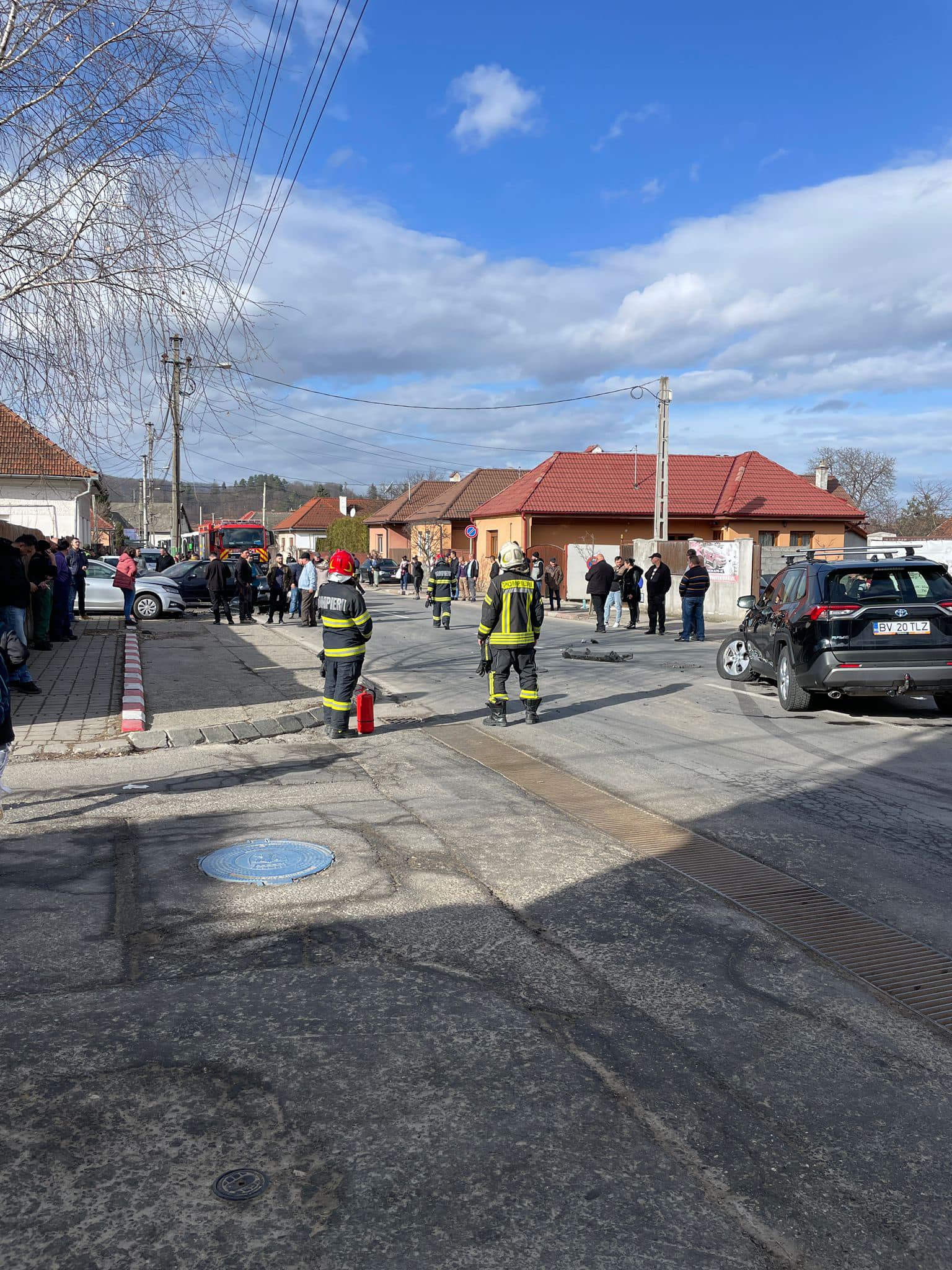 (Foto) Accident Brașov. 5 mașini lovite pe un bulevard din Săcele. „O persoană a fost suferit leziuni corporale și, la acest moment, beneficiază de sprijin medical” 3