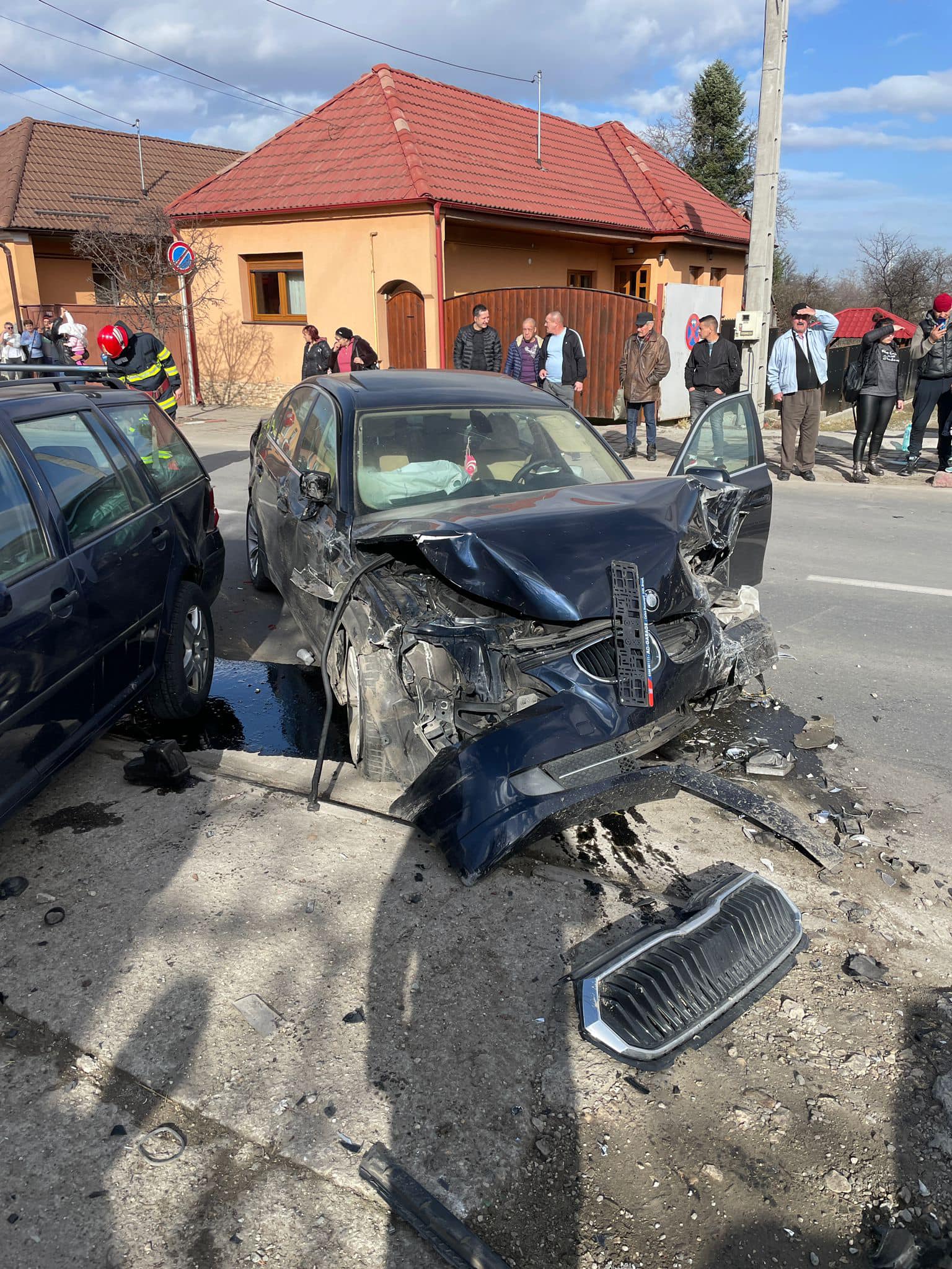 (Foto) Accident Brașov. 5 mașini lovite pe un bulevard din Săcele. „O persoană a fost suferit leziuni corporale și, la acest moment, beneficiază de sprijin medical” 4
