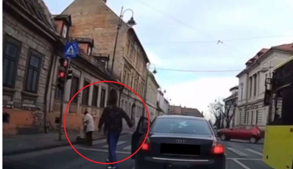 (Video) Șofer de onoare. A coborât de la volan și a ajutat doi bătrâni să traverseze strada. „Se vede că are cei șapte ani de acasă” 1