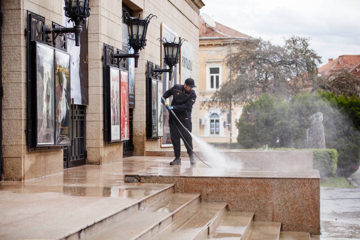 Video Brașov. Kärcher a curățat Teatrul Sică Alexandrescu și fântâna din Piața Sfatului. 3