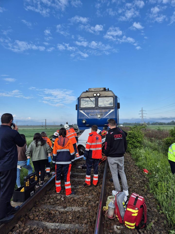 (Foto) Accident feroviar în Brașov. O mașină a fost lovită în plin de un tren. O persoană a murit 1