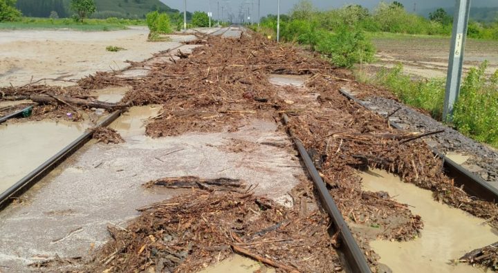 (Video) Ploile au făcut ravagii în Sibiu. Traficul feroviar a fost întrerupt de viituri, iar 11 gospodării au fost inundate. „Echipele de intervenţie ale SRCF Braşov vor continua lucrările în zona inundată” 2