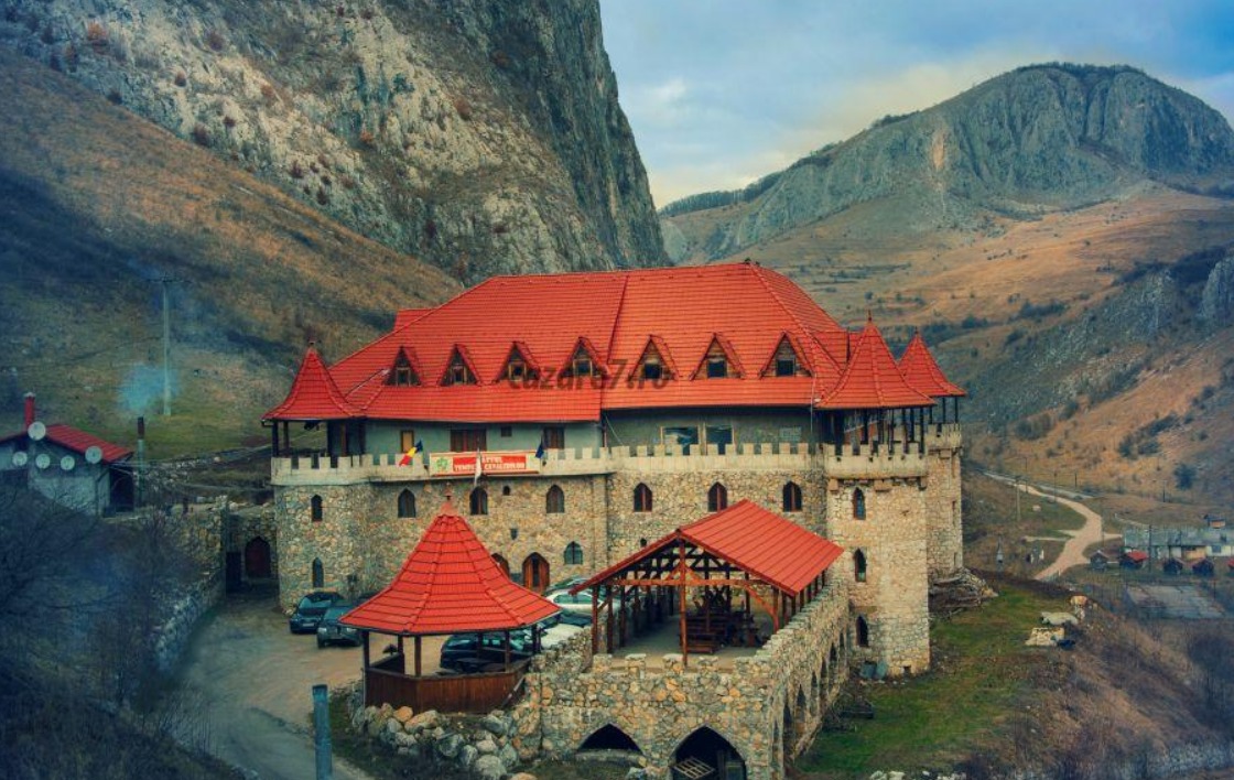 (Video) Castelul Templul Cavalerilor, aflat la o oră de Cluj. Este vechi de 700 de ani se afla într-o rezervație naturală superbă 1